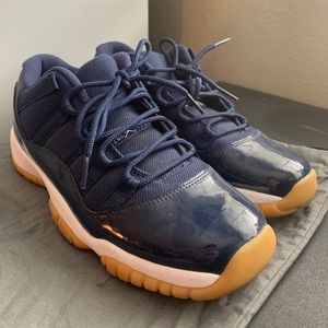 JORDAN 11 NAVY/GUM LOW. VVNDS. SZ 7.